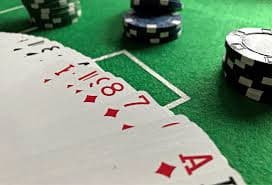 Pengguna menikmati taruhan sepak bola dan game casino di perangkat mobile dengan antarmuka mudah